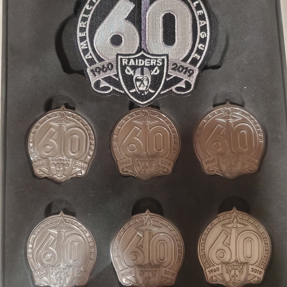 2019 Oakland Raiders 60th Anniversary Commemorative Coin and Sports Patch x 1. - Picture 8 of 9
